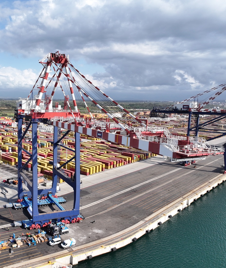 Handling of two 1800 tonnes container cranes in the port of Gioia Tauro